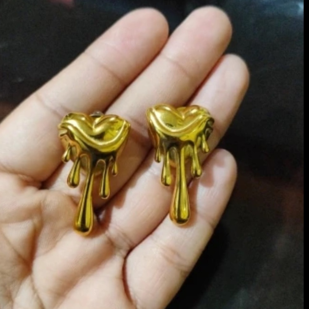 Meltdown Artistic Silver Heart Drip Earrings - Picture 13 of 15